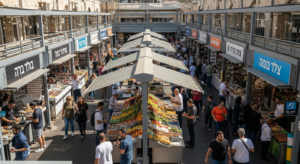 איור של קבוצת ספקים מתחרים, מוקפים בבועות דיבור המכילות הצעות מחיר שונות, על רקע מפה מוגדלת של אזור המרכז בישראל.