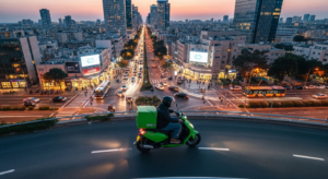 שליח עם קטנוע ממהר ברחובות תל אביב בלילה, סמארטפון בידו